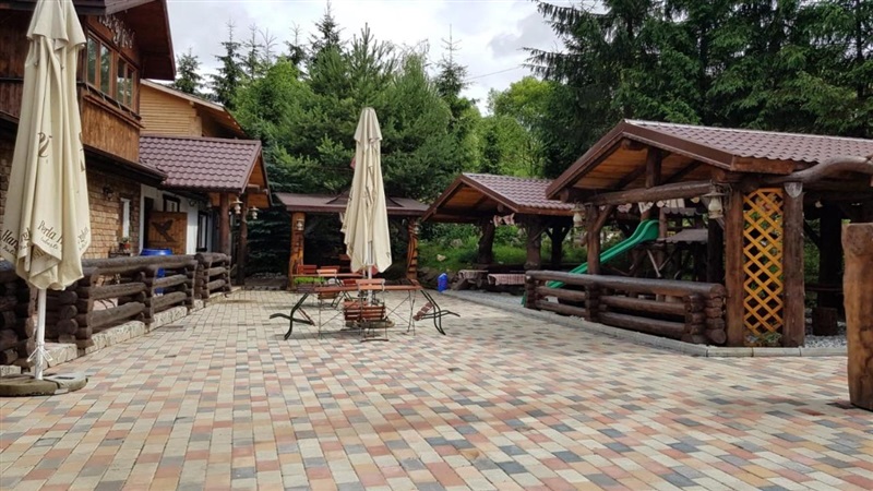 Coridor din lemn decorat cu artizanat local