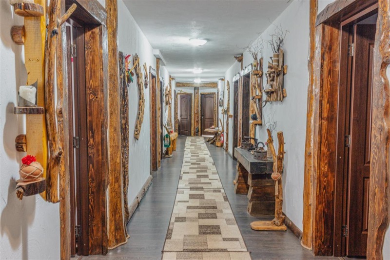 Cameră dublă cu lenjerie albă și accente din lemn
