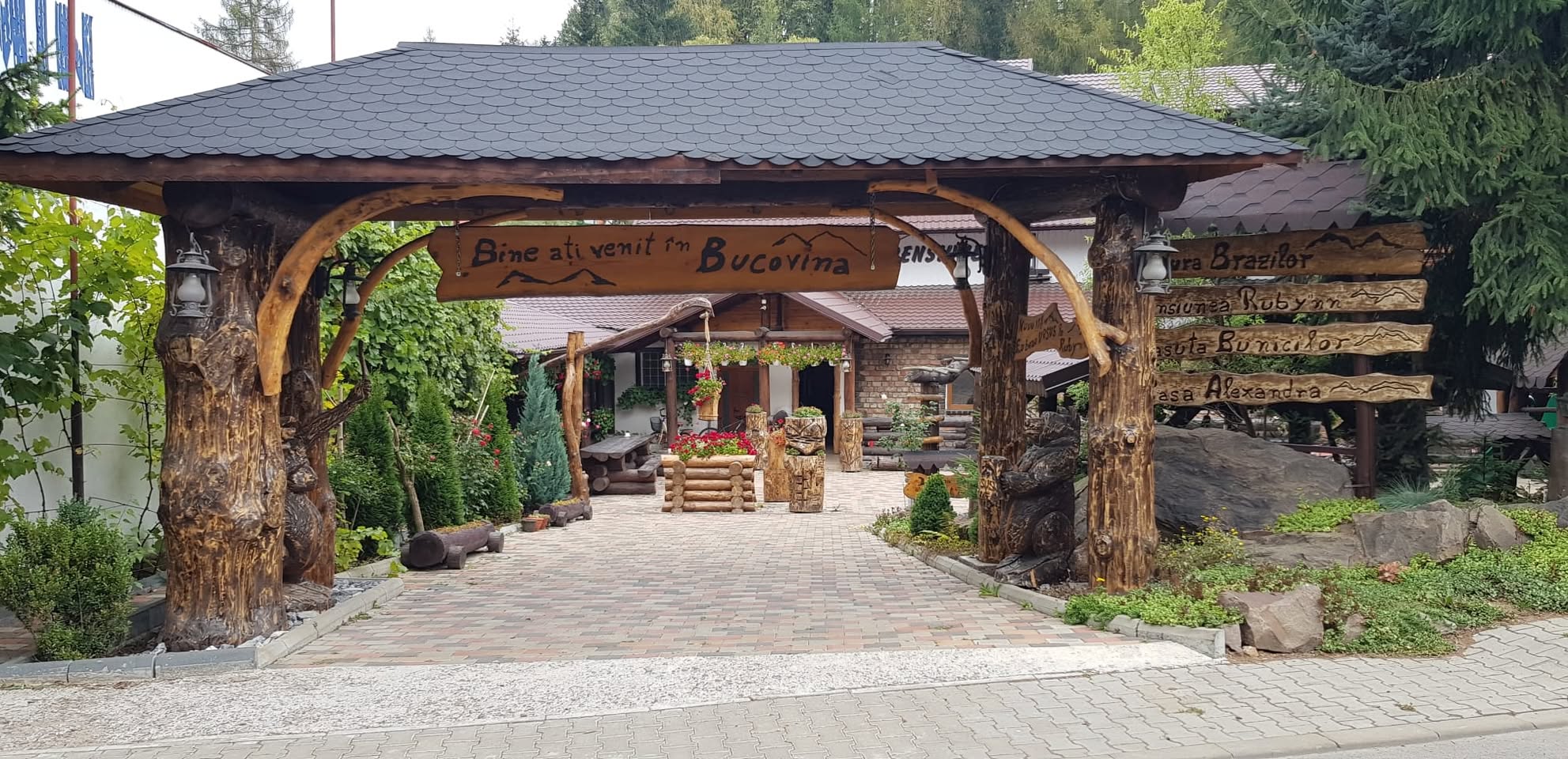 Intrarea în Complexul Șura Brazilor, poarta din lemn sculptat